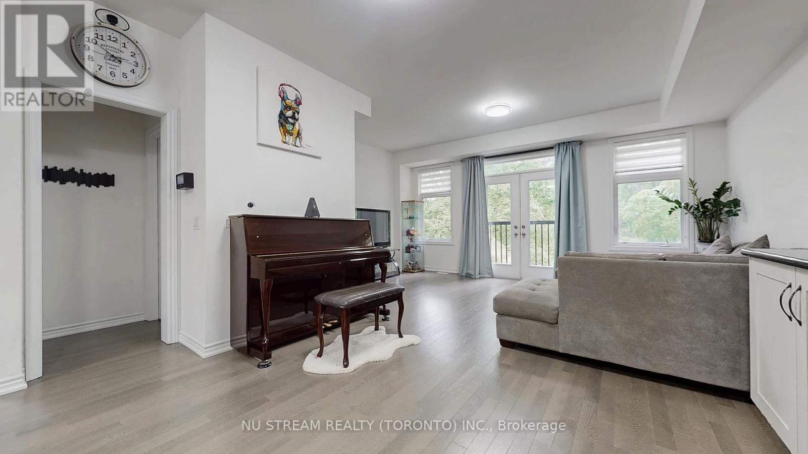 Photo 6 of 76 Puisaya Drive, Richmond Hill ON