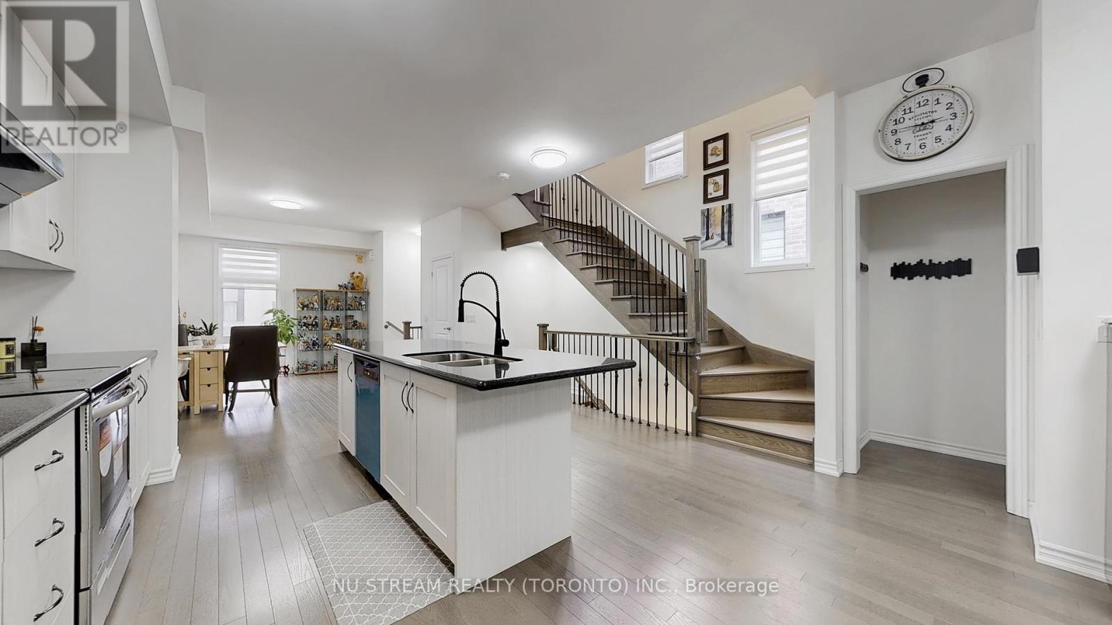 Photo 7 of 76 Puisaya Drive, Richmond Hill ON