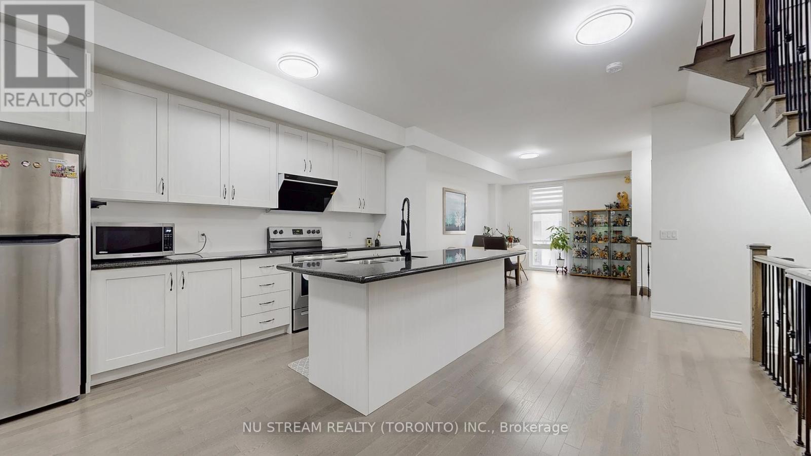 Photo 8 of 76 Puisaya Drive, Richmond Hill ON