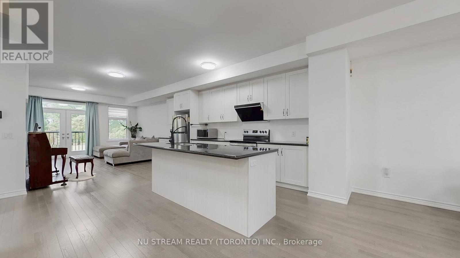 Photo 9 of 76 Puisaya Drive, Richmond Hill ON
