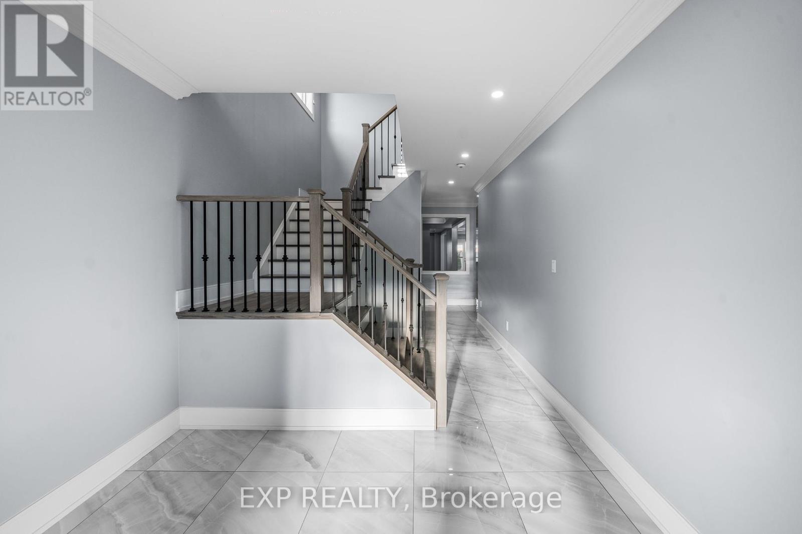 Photo 5 of 35 Tyndall Drive, Bradford West Gwillimbury ON
