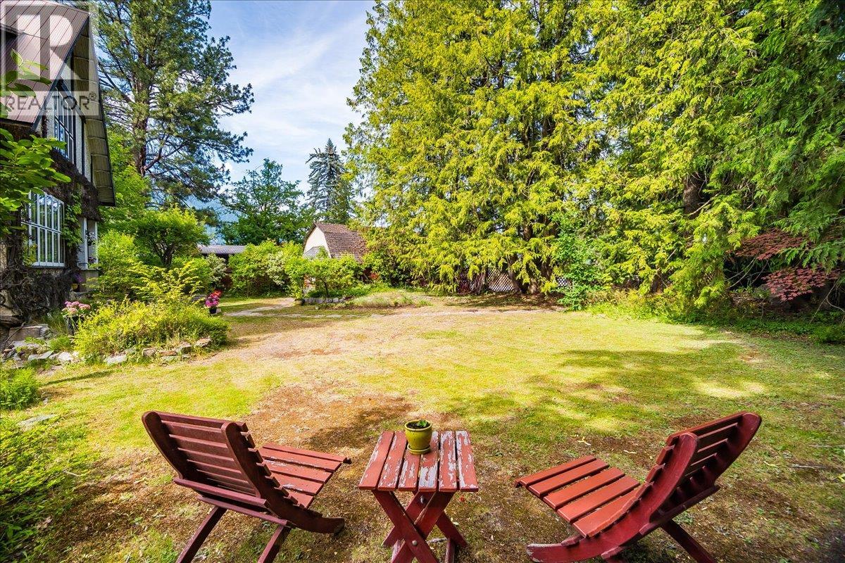 1107 ROBERTSON Avenue, Nelson