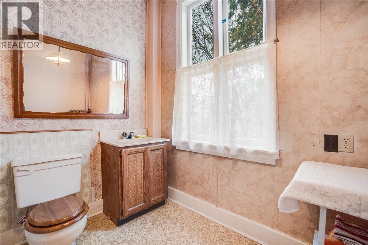 1107 ROBERTSON Avenue, Nelson