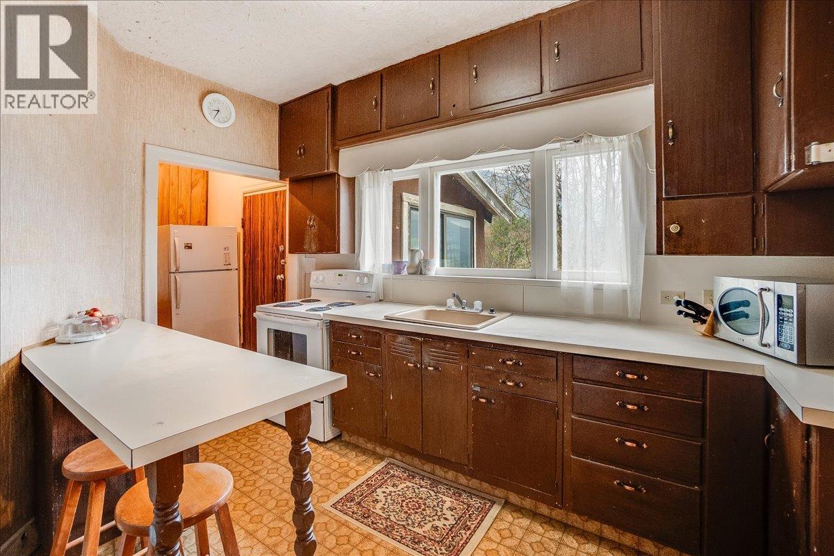 1107 ROBERTSON Avenue, Nelson