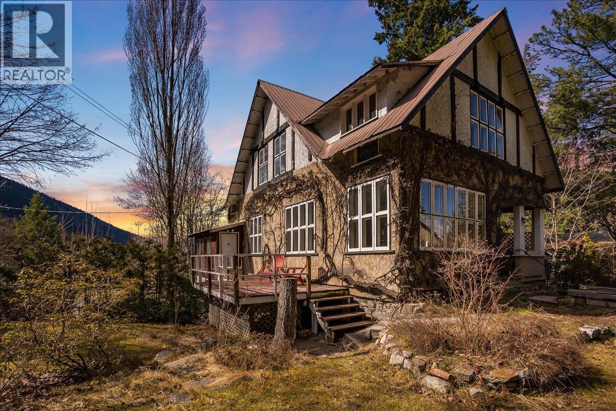 1107 ROBERTSON Avenue, Nelson