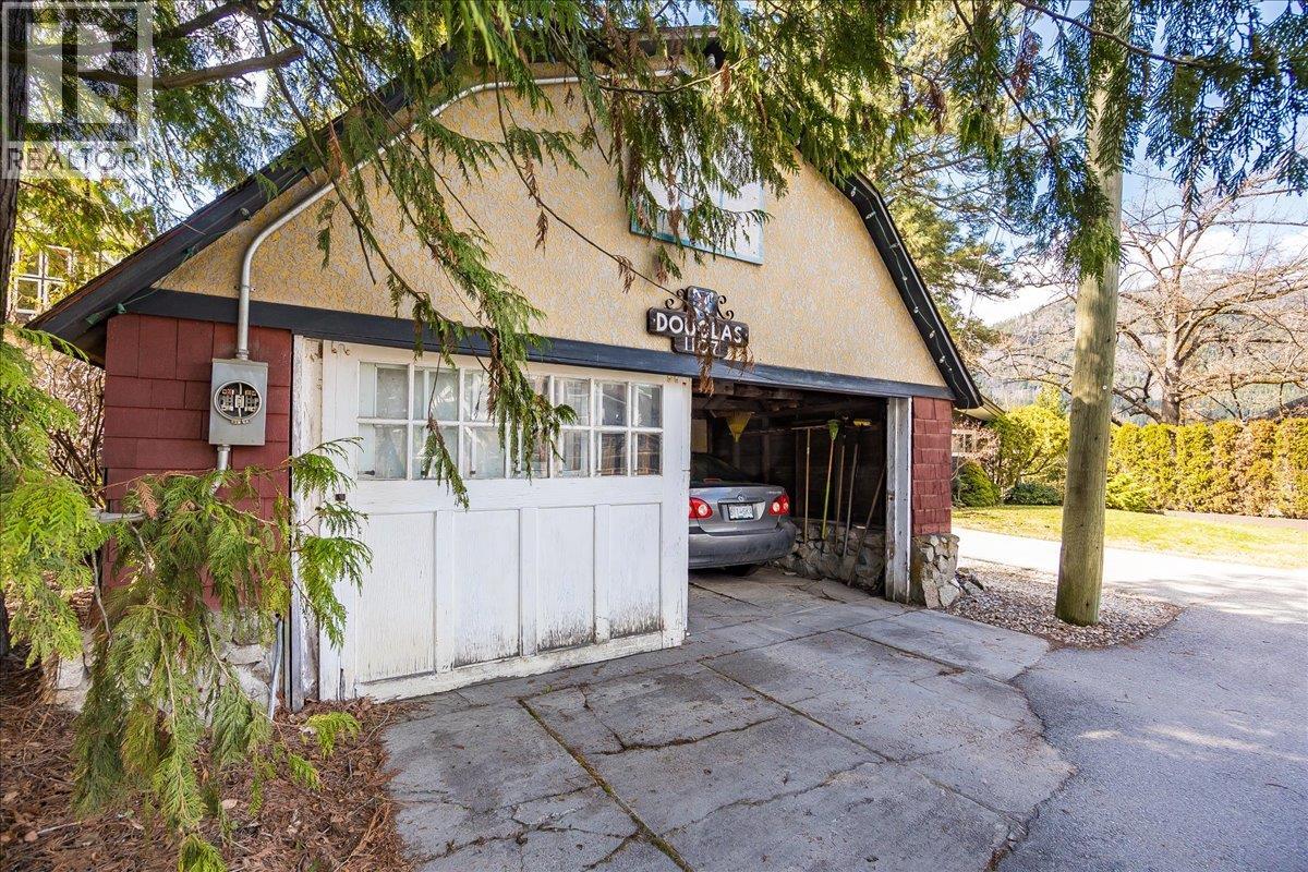 1107 ROBERTSON Avenue, Nelson