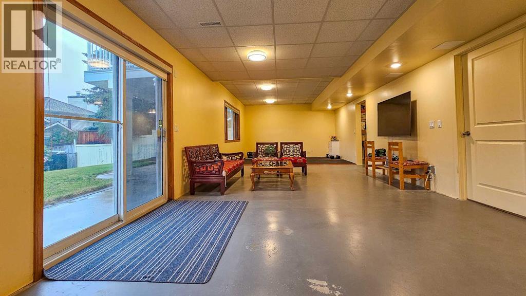 Photo 31 of 393 Hawktree Circle Nw, Calgary AB