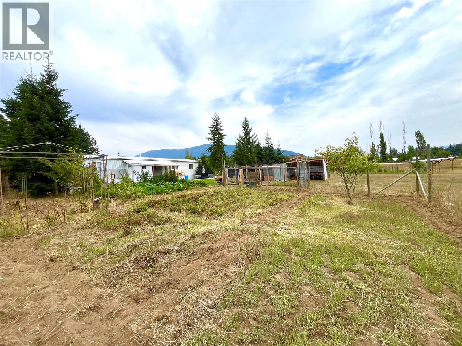 Photo 34 of 3754 Krestova Road, Crescent Valley BC