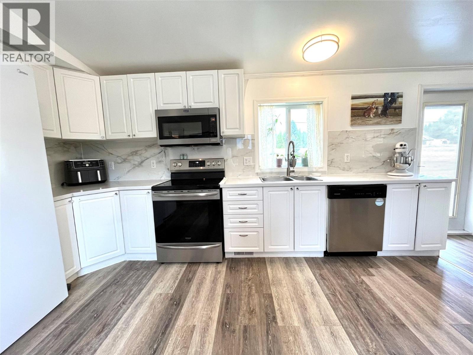 Photo 10 of 3754 Krestova Road, Crescent Valley BC