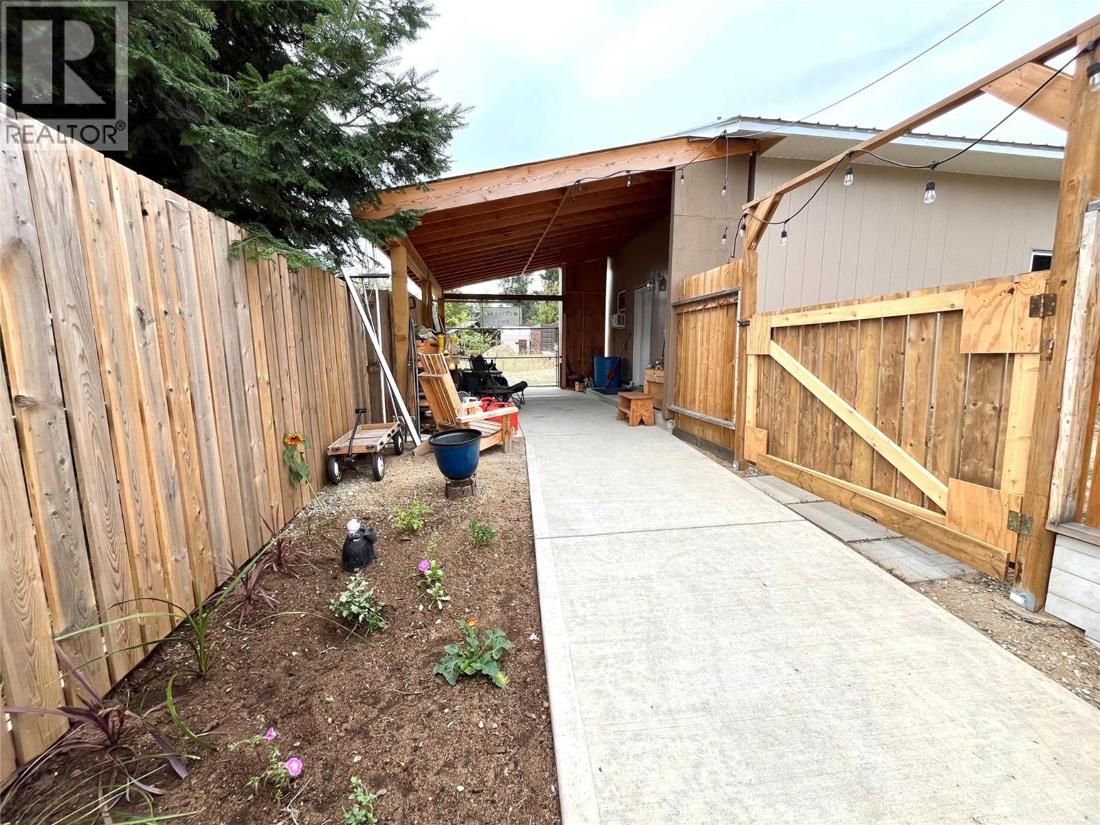 Photo 5 of 3754 Krestova Road, Crescent Valley BC