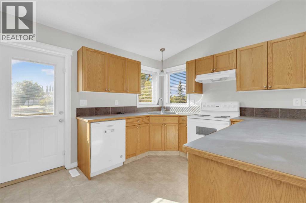 Photo 8 of 7 Firdale Close, Sylvan Lake AB