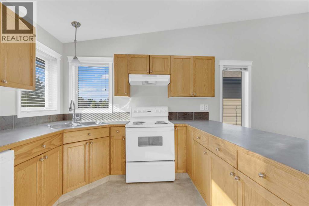 Photo 9 of 7 Firdale Close, Sylvan Lake AB