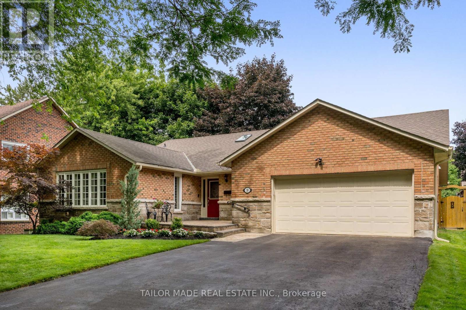 Photo 1 of 20 Lennox Court, Brampton ON
