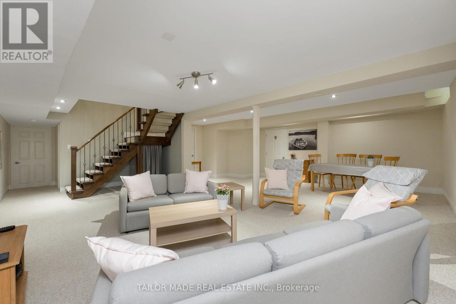 Photo 10 of 20 Lennox Court, Brampton ON