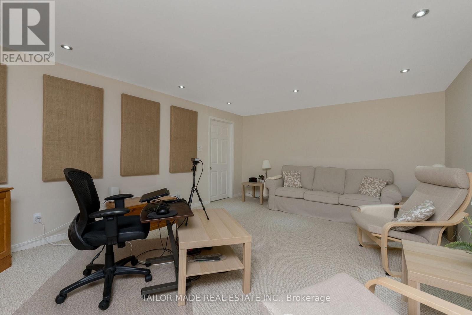 Photo 11 of 20 Lennox Court, Brampton ON