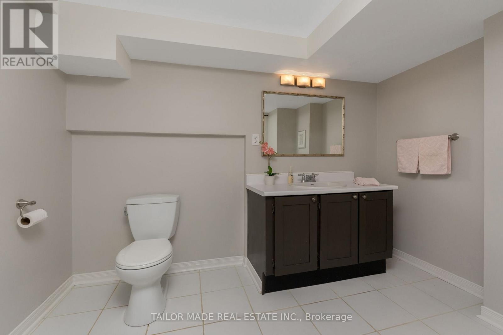 Photo 13 of 20 Lennox Court, Brampton ON