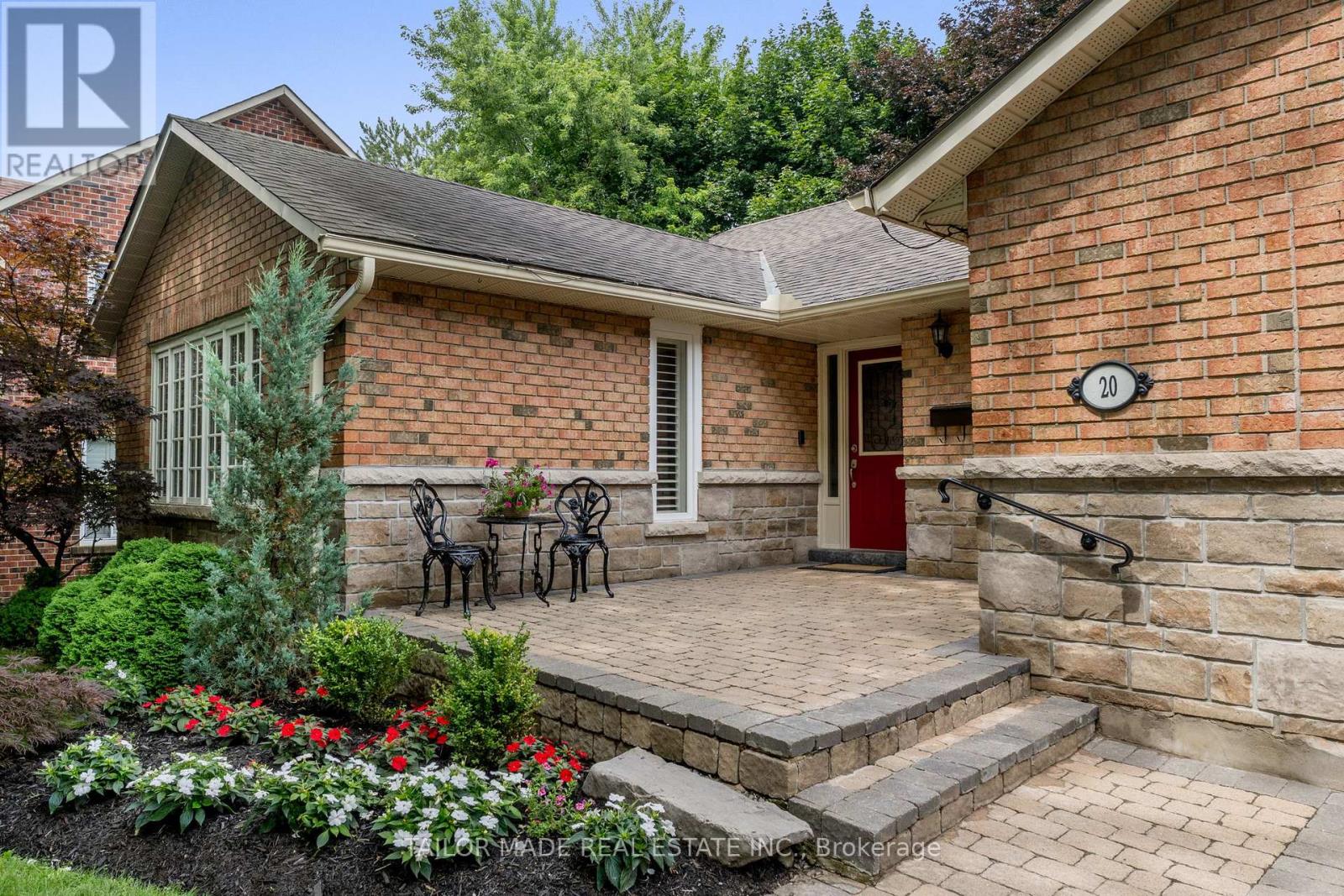 Photo 2 of 20 Lennox Court, Brampton ON