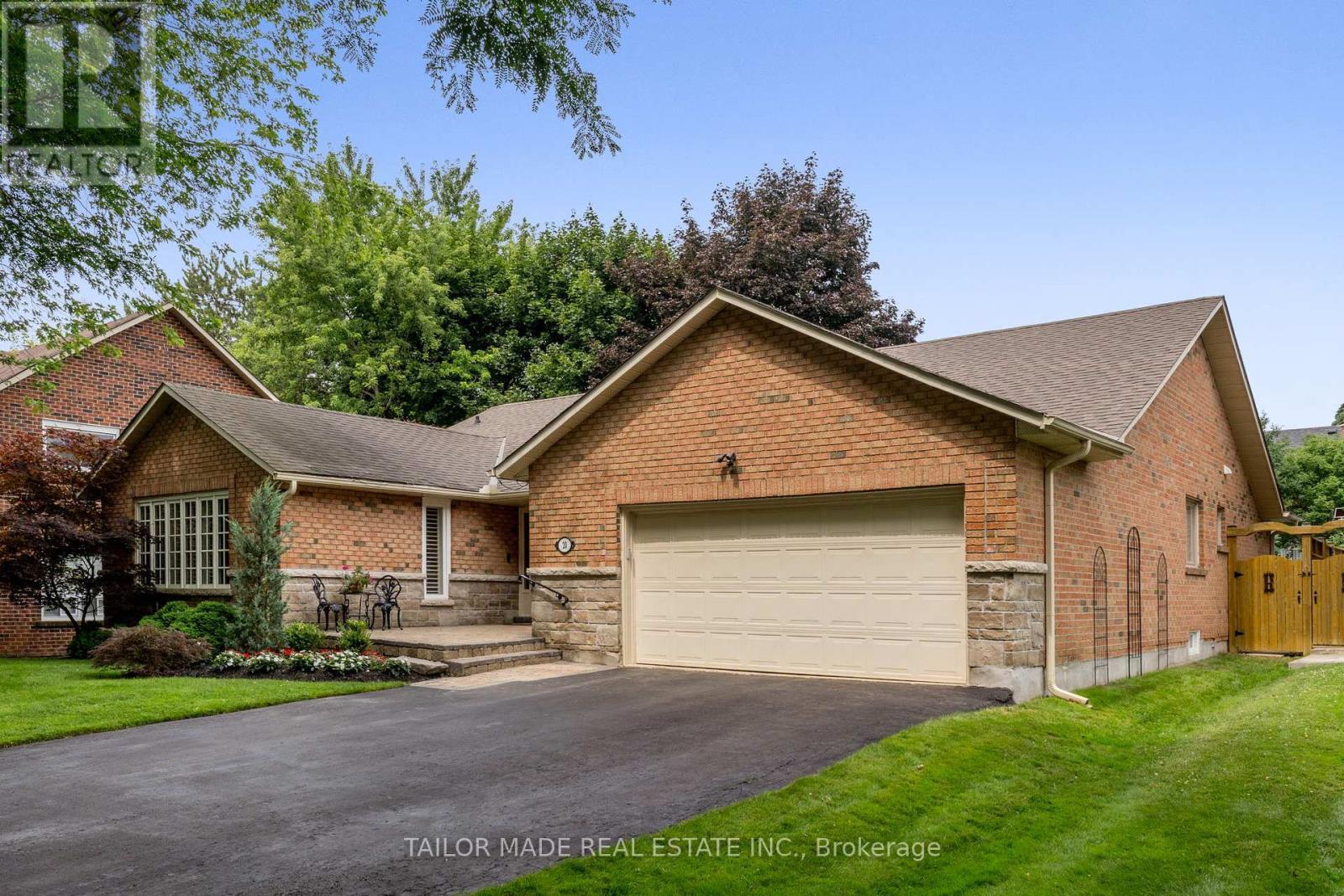 Photo 3 of 20 Lennox Court, Brampton ON