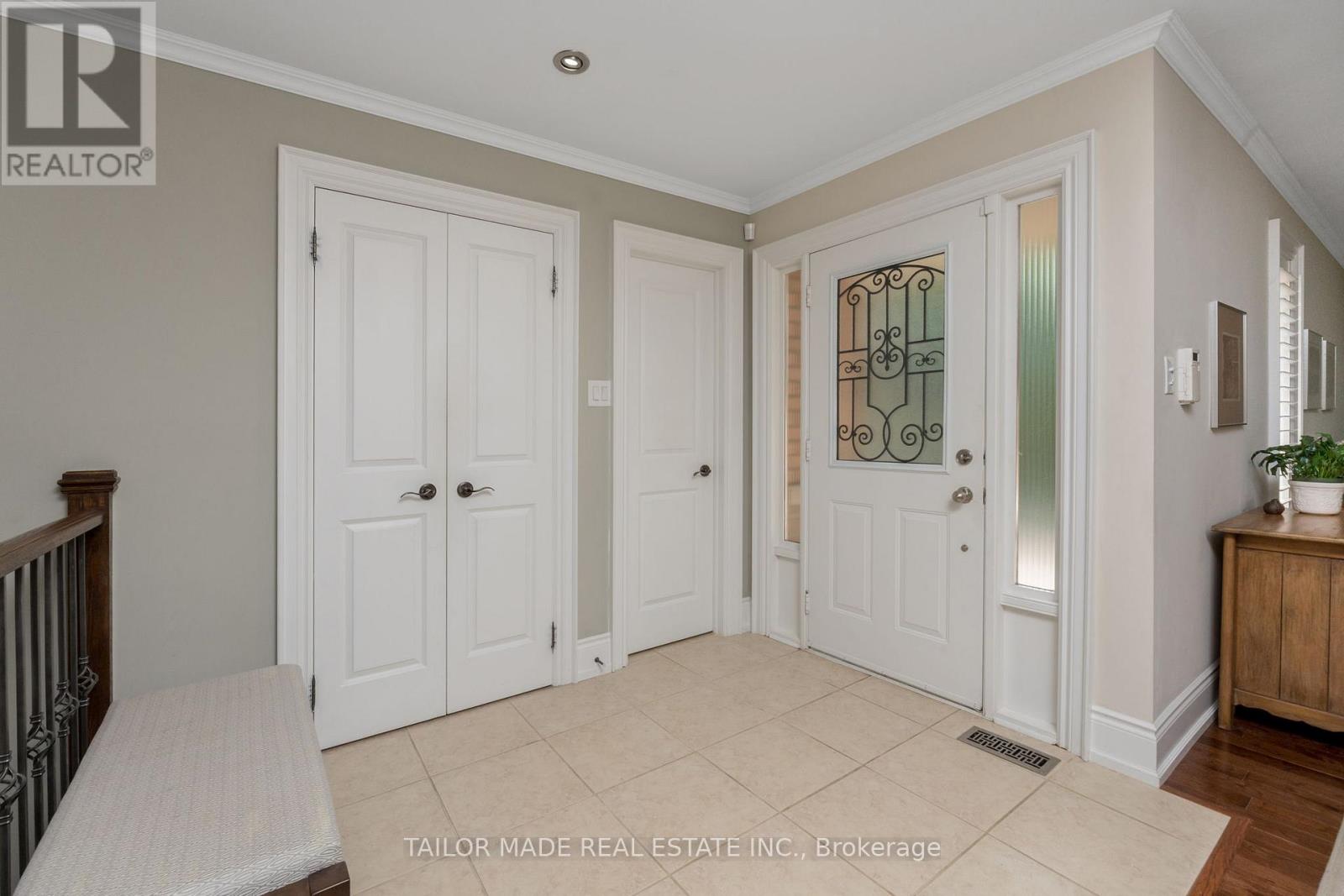 Photo 4 of 20 Lennox Court, Brampton ON