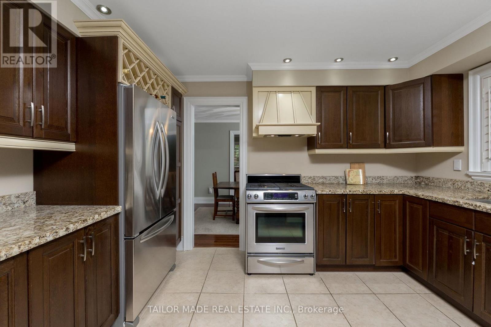 Photo 5 of 20 Lennox Court, Brampton ON
