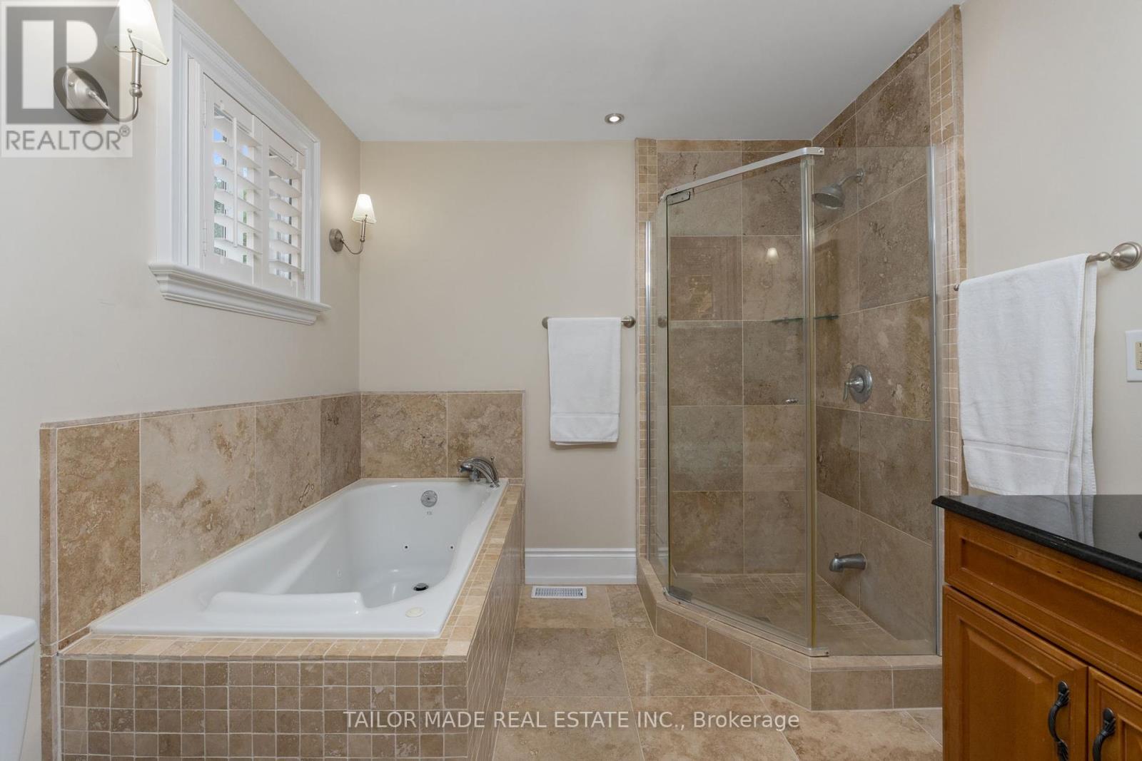 Photo 7 of 20 Lennox Court, Brampton ON