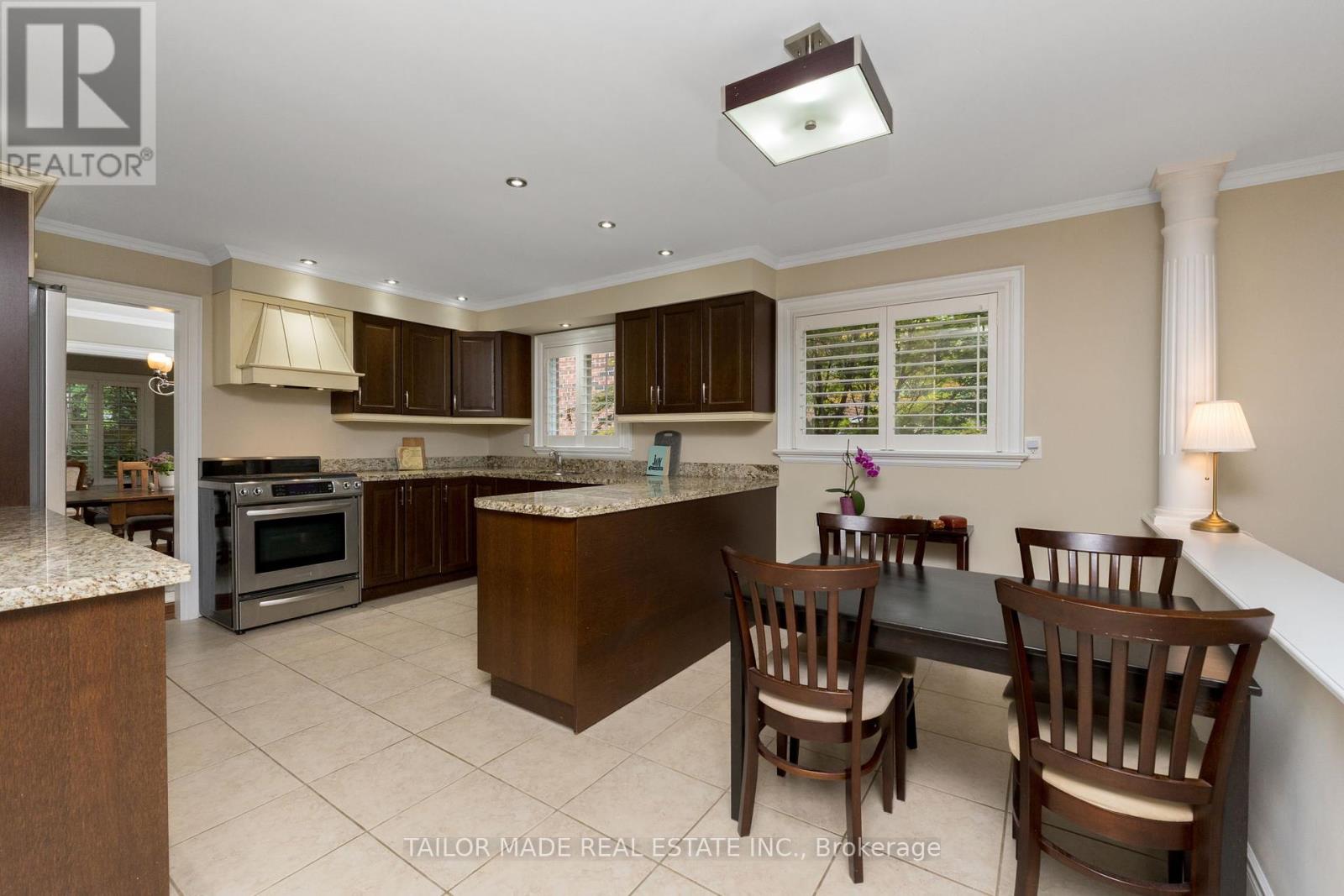 Photo 8 of 20 Lennox Court, Brampton ON