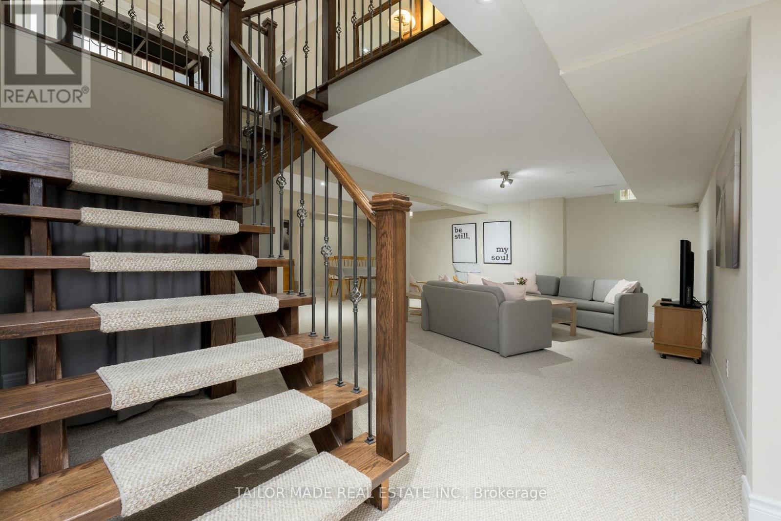 Photo 9 of 20 Lennox Court, Brampton ON