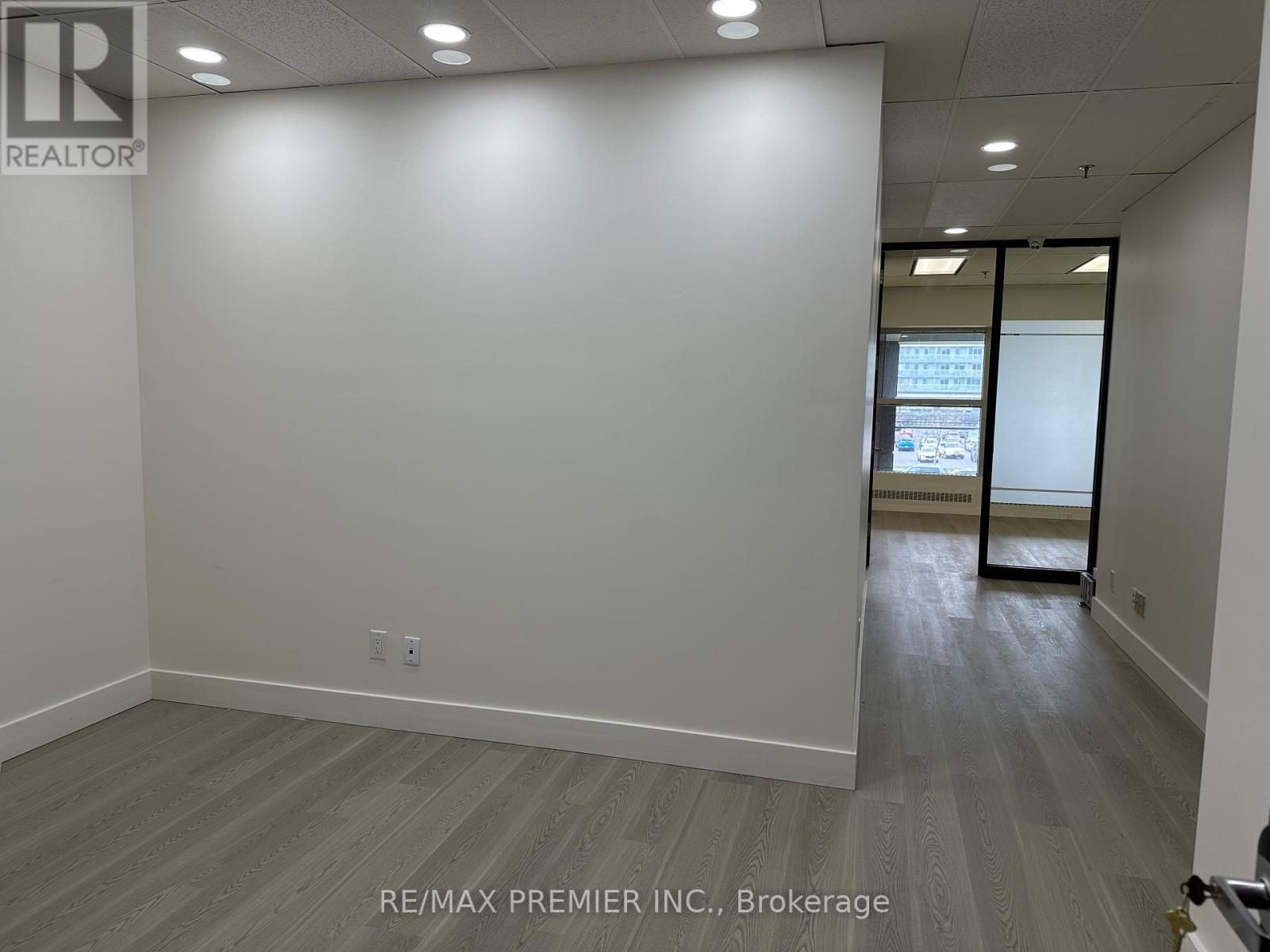 Photo 11 of 200 B 01 350 Burnhamthorpe Road W, Mississauga ON