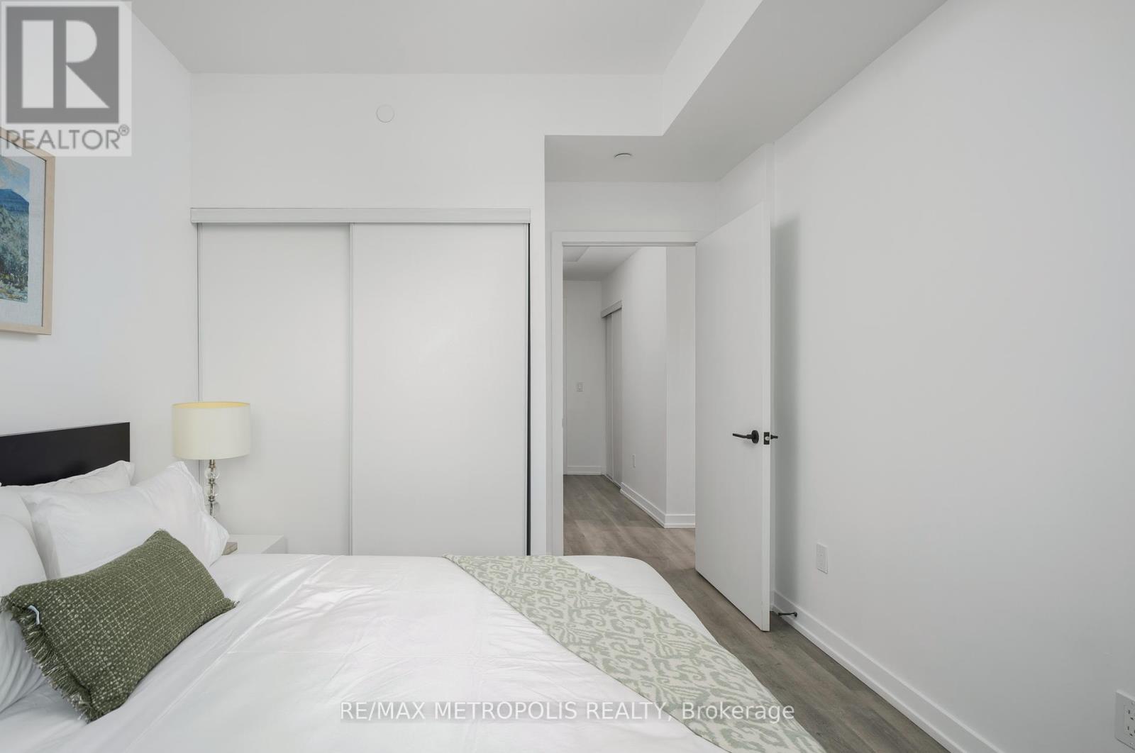 Photo 16 of 307 2300 St Clair Avenue W, Toronto ON