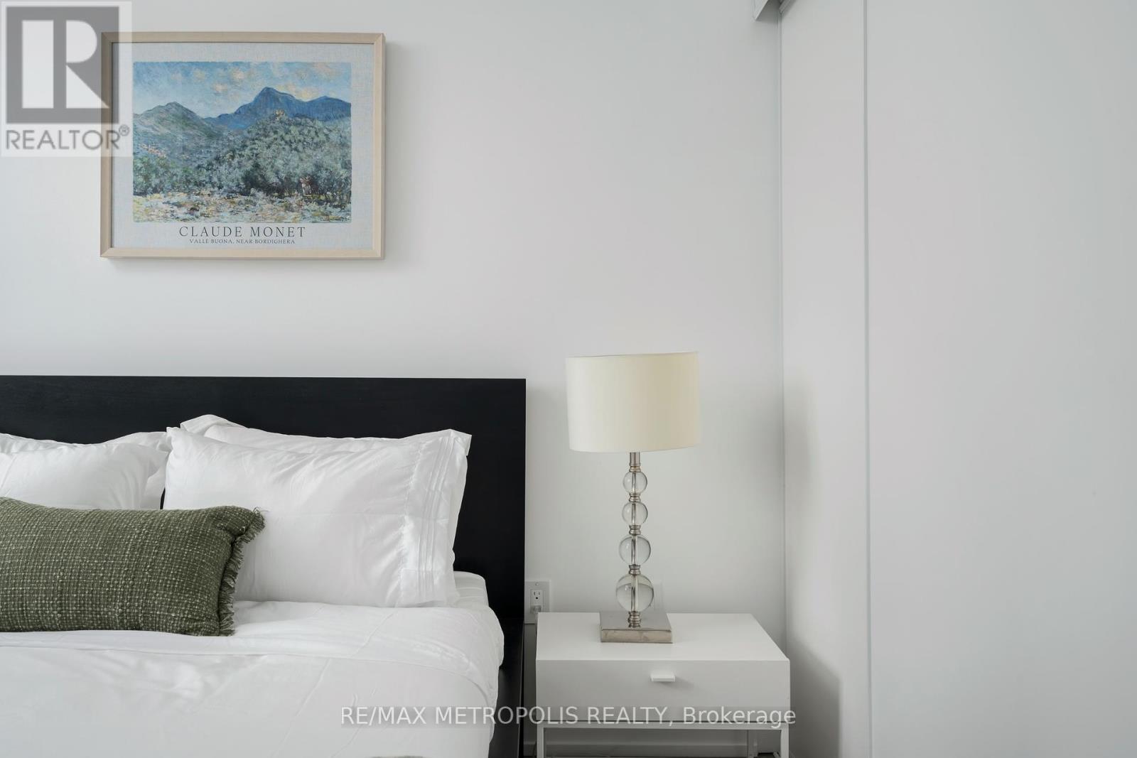 Photo 18 of 307 2300 St Clair Avenue W, Toronto ON