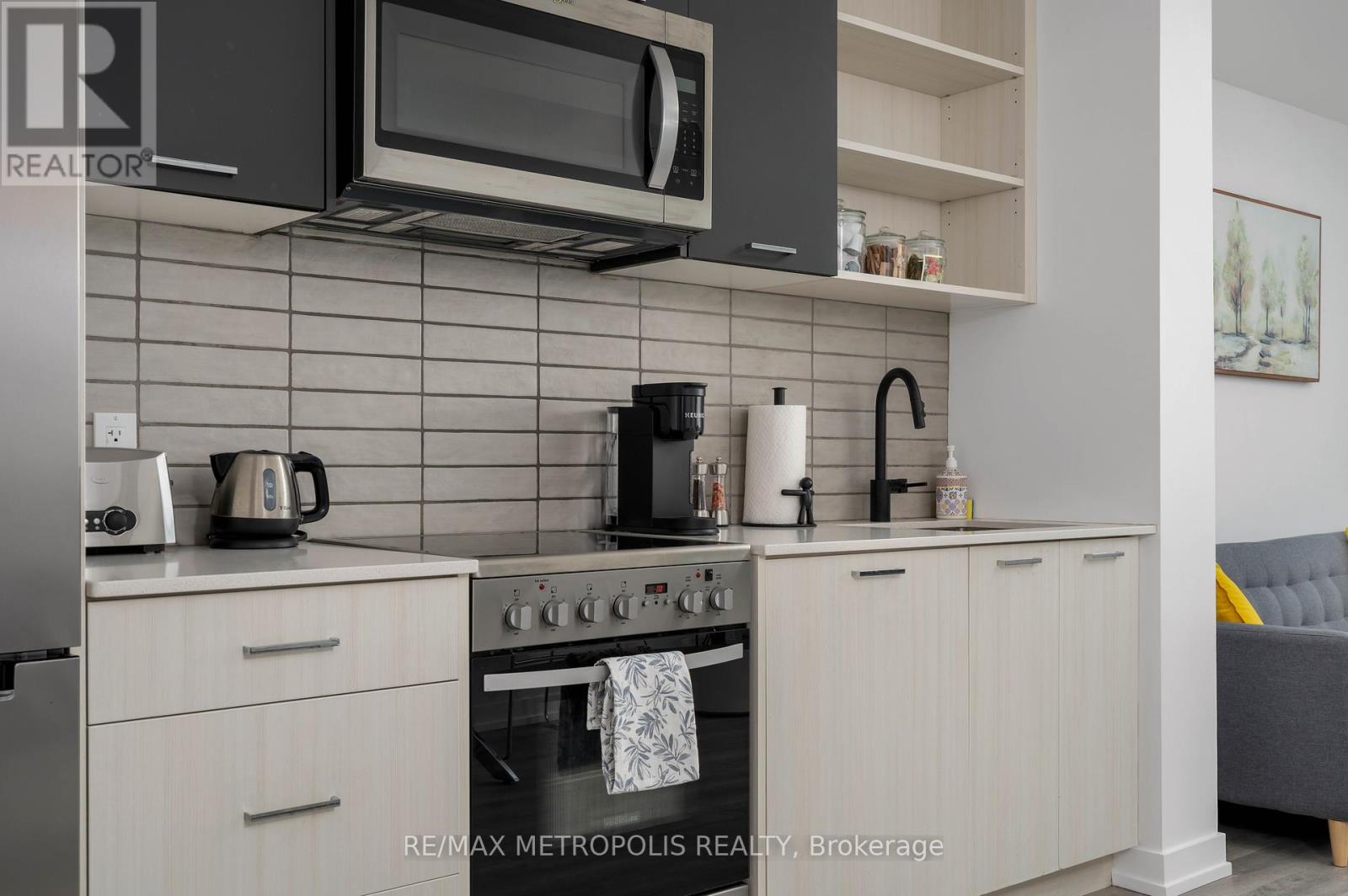 Photo 4 of 307 2300 St Clair Avenue W, Toronto ON