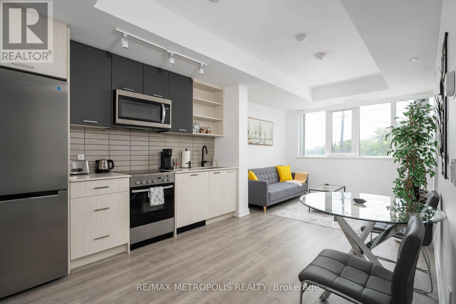Photo 5 of 307 2300 St Clair Avenue W, Toronto ON