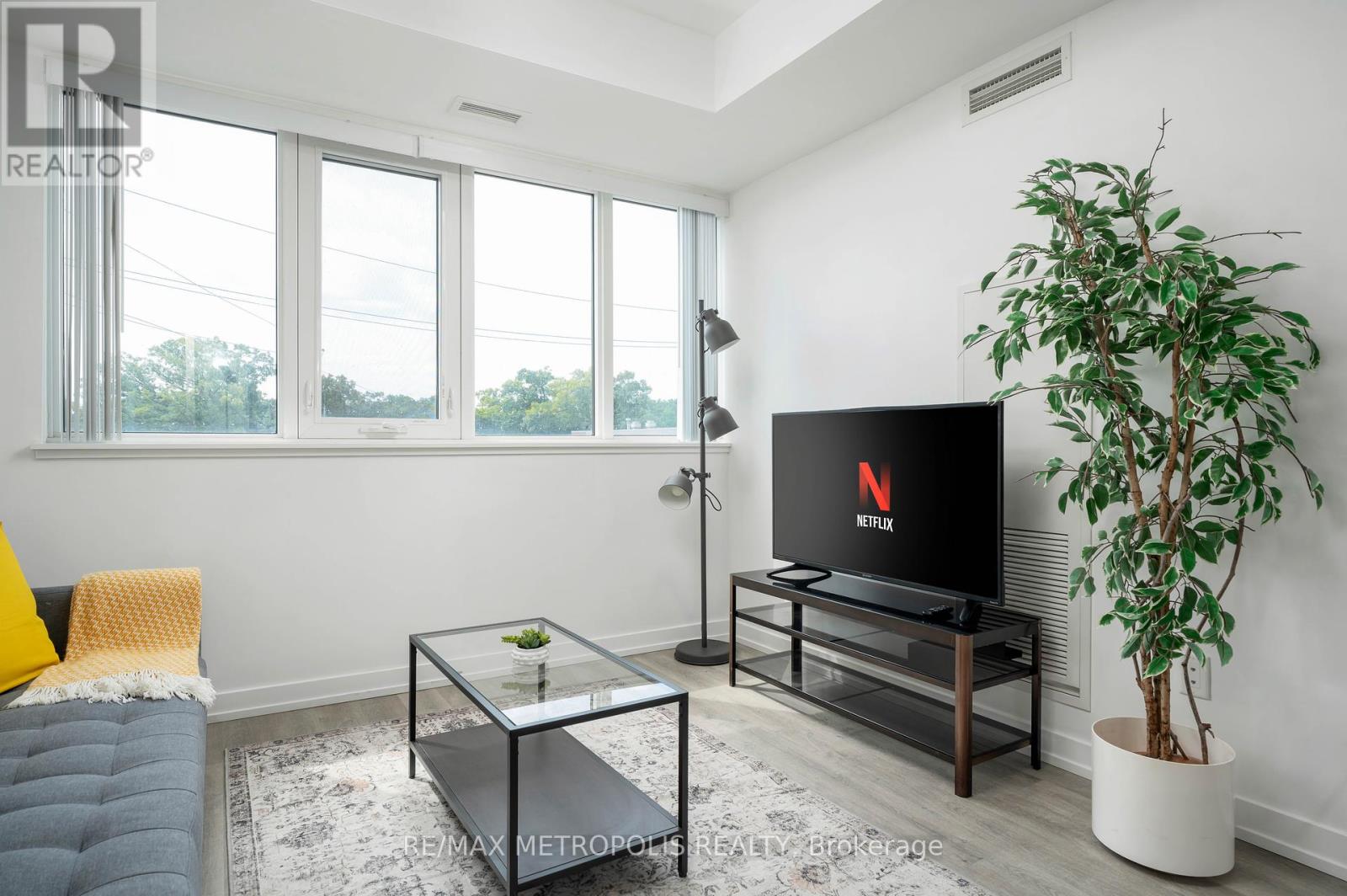 Photo 8 of 307 2300 St Clair Avenue W, Toronto ON