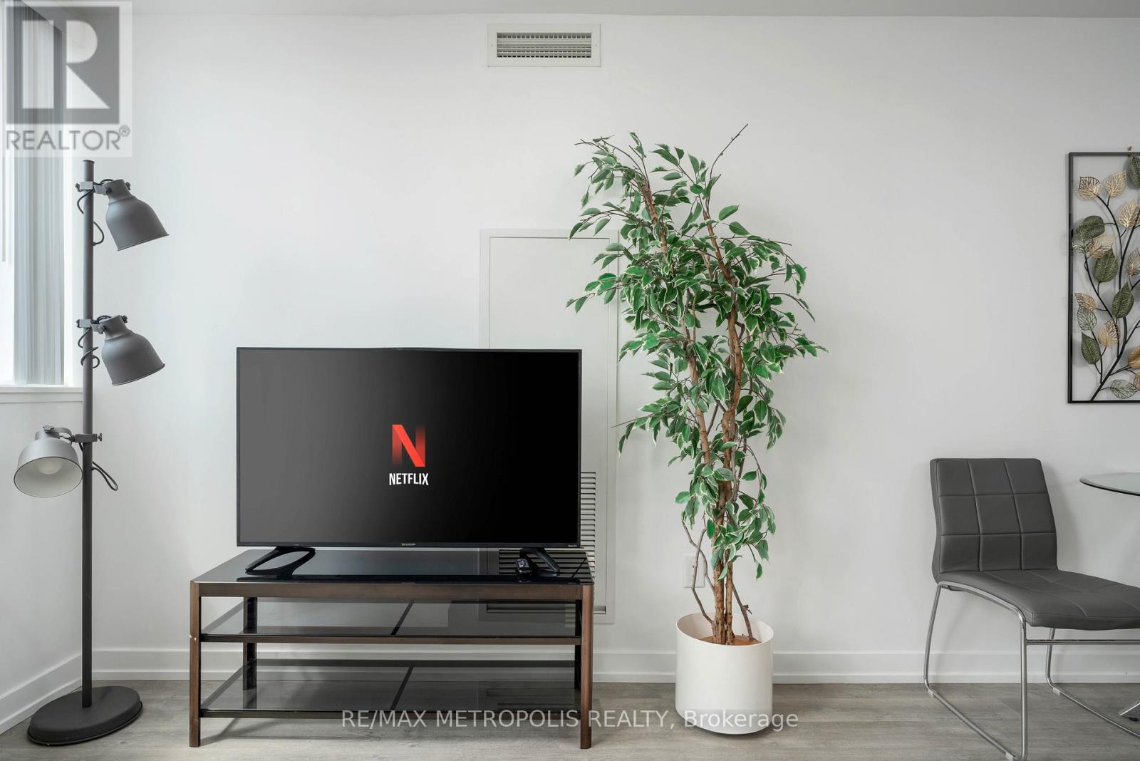 Photo 9 of 307 2300 St Clair Avenue W, Toronto ON