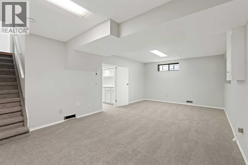 Photo 17 of 49 Hawktree Circle Nw, Calgary AB