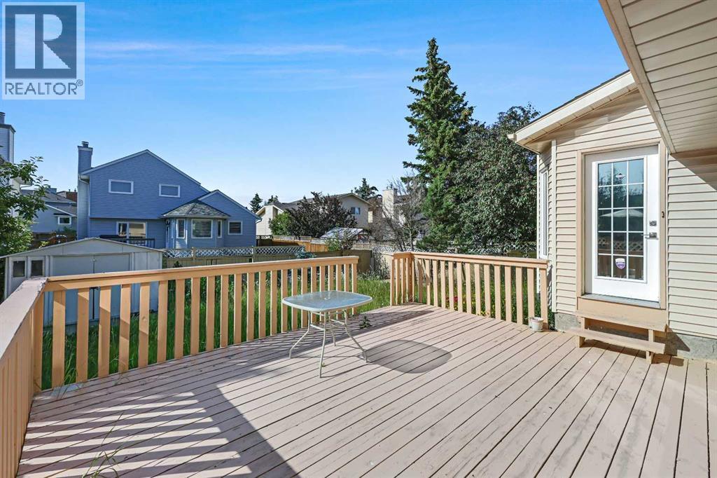Photo 3 of 49 Hawktree Circle Nw, Calgary AB