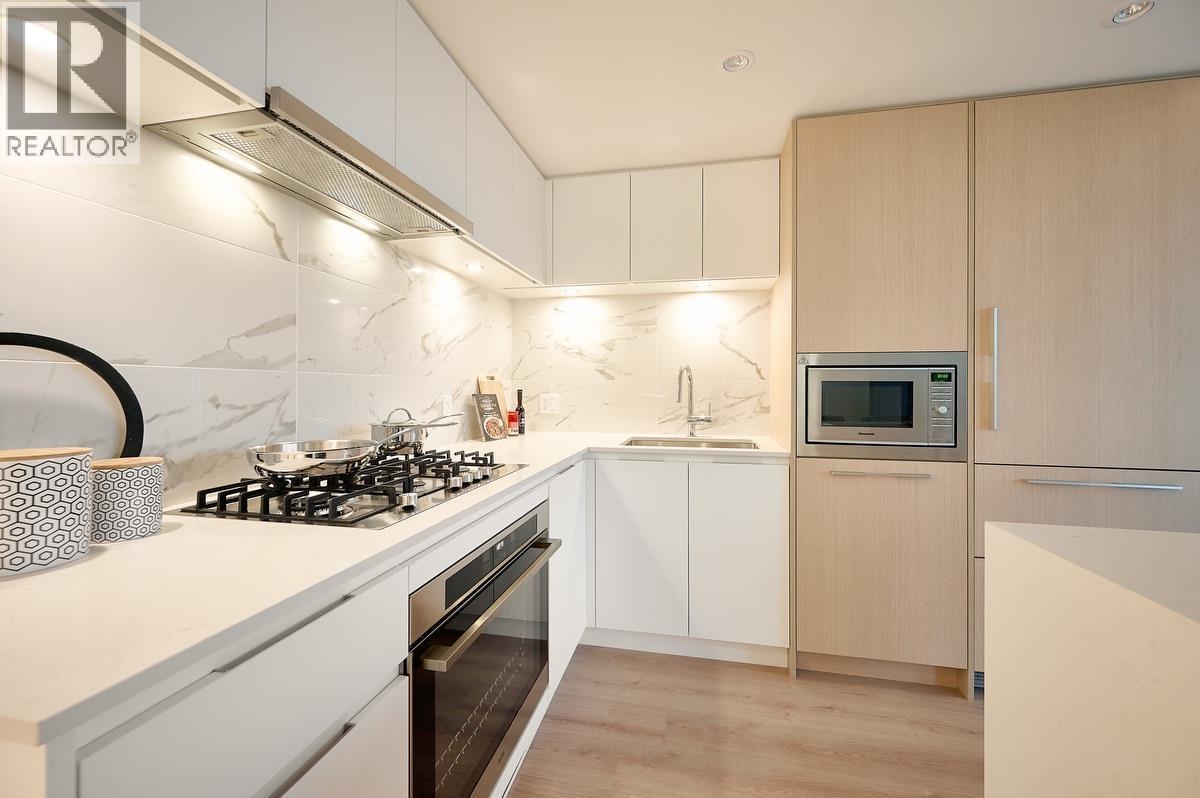 Photo 3 of 1308 1500 Fern Street, North Vancouver BC
