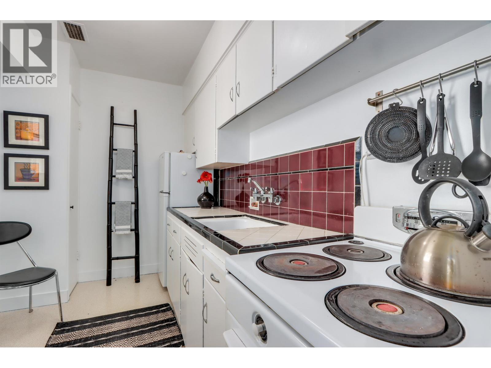 Photo 11 of 303 1565 Burnaby Street, Vancouver BC