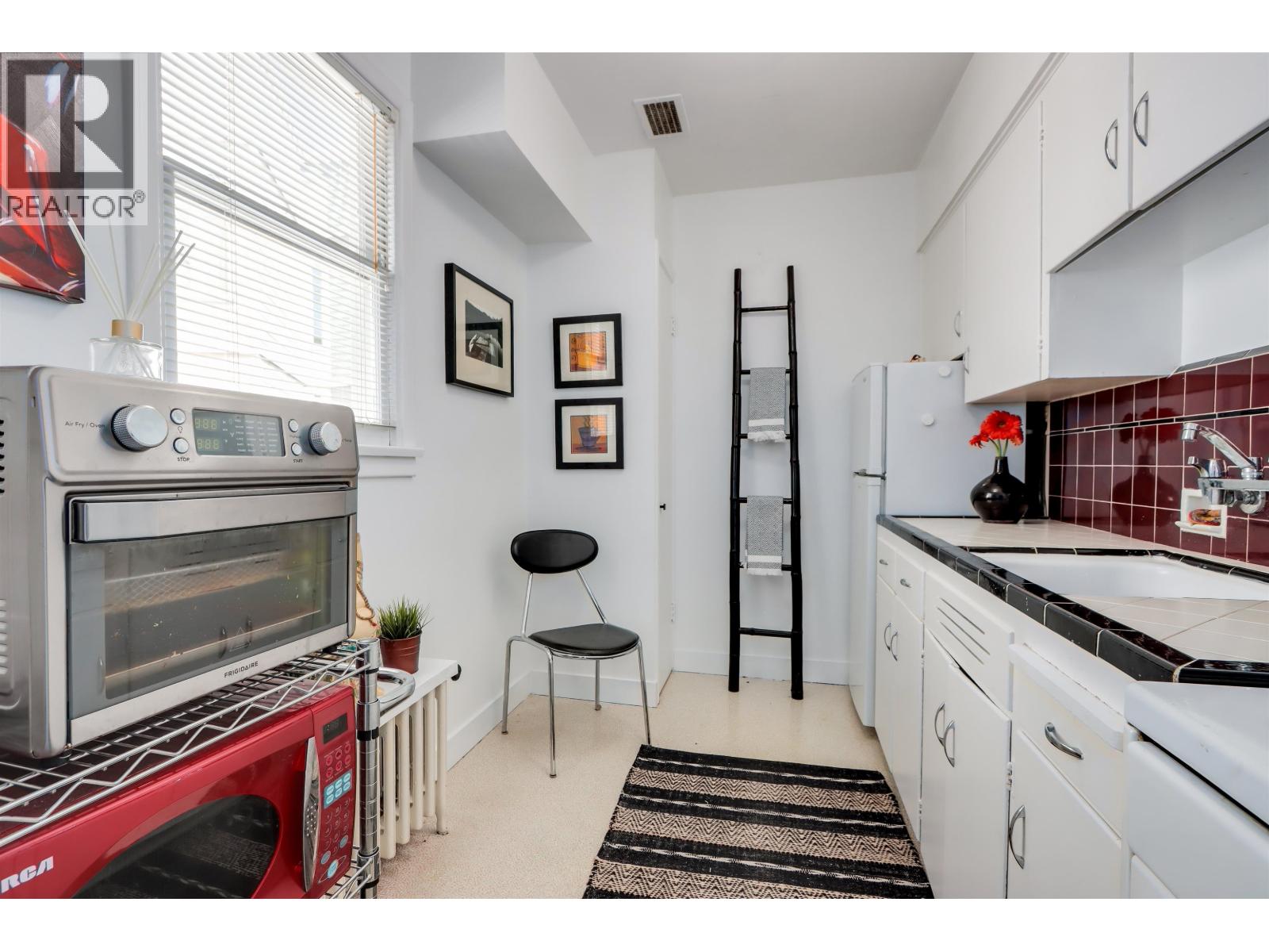Photo 12 of 303 1565 Burnaby Street, Vancouver BC
