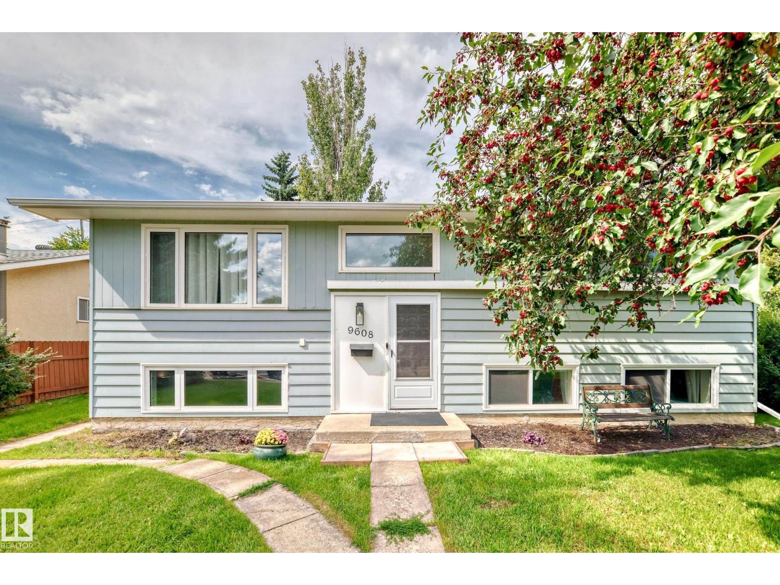 Photo 2 of 9608 169 St Nw, Edmonton AB