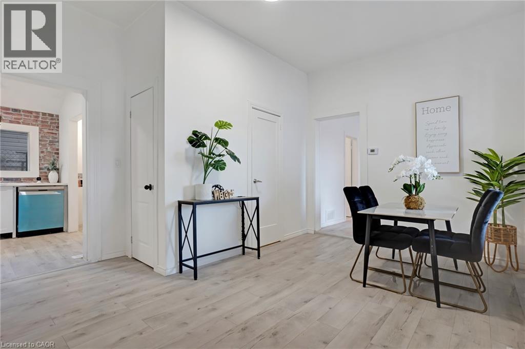 Photo 16 of 32 Niagara Street, Brantford ON