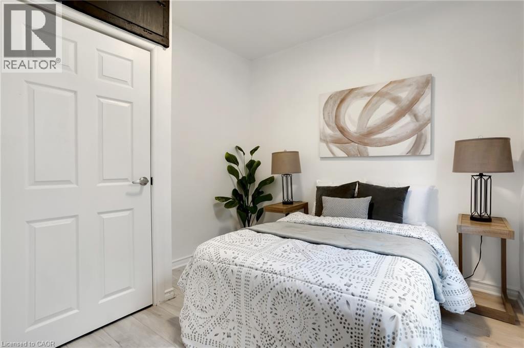 Photo 11 of 32 Niagara Street, Brantford ON