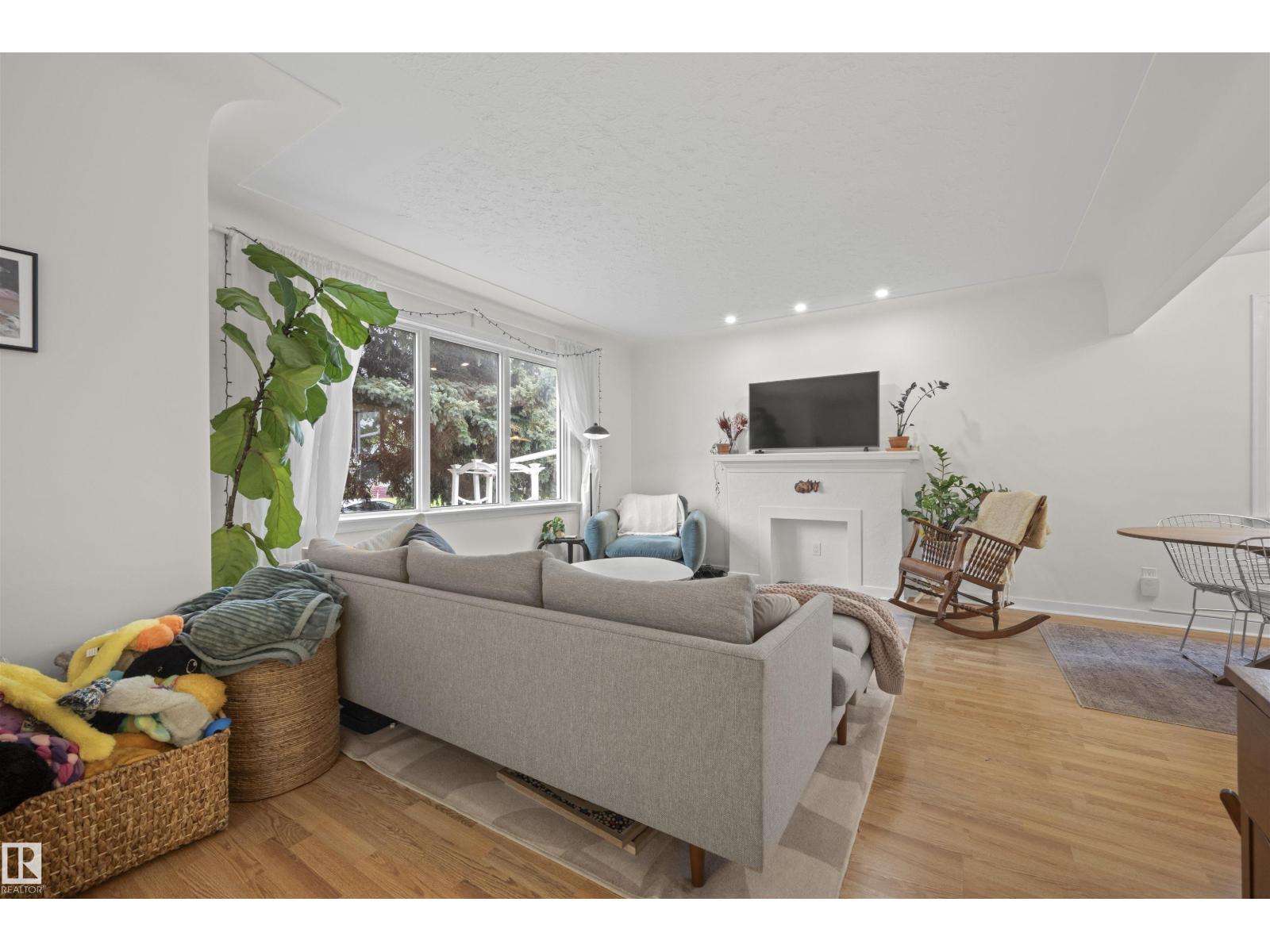 Photo 7 of 10966 117 St Nw, Edmonton AB