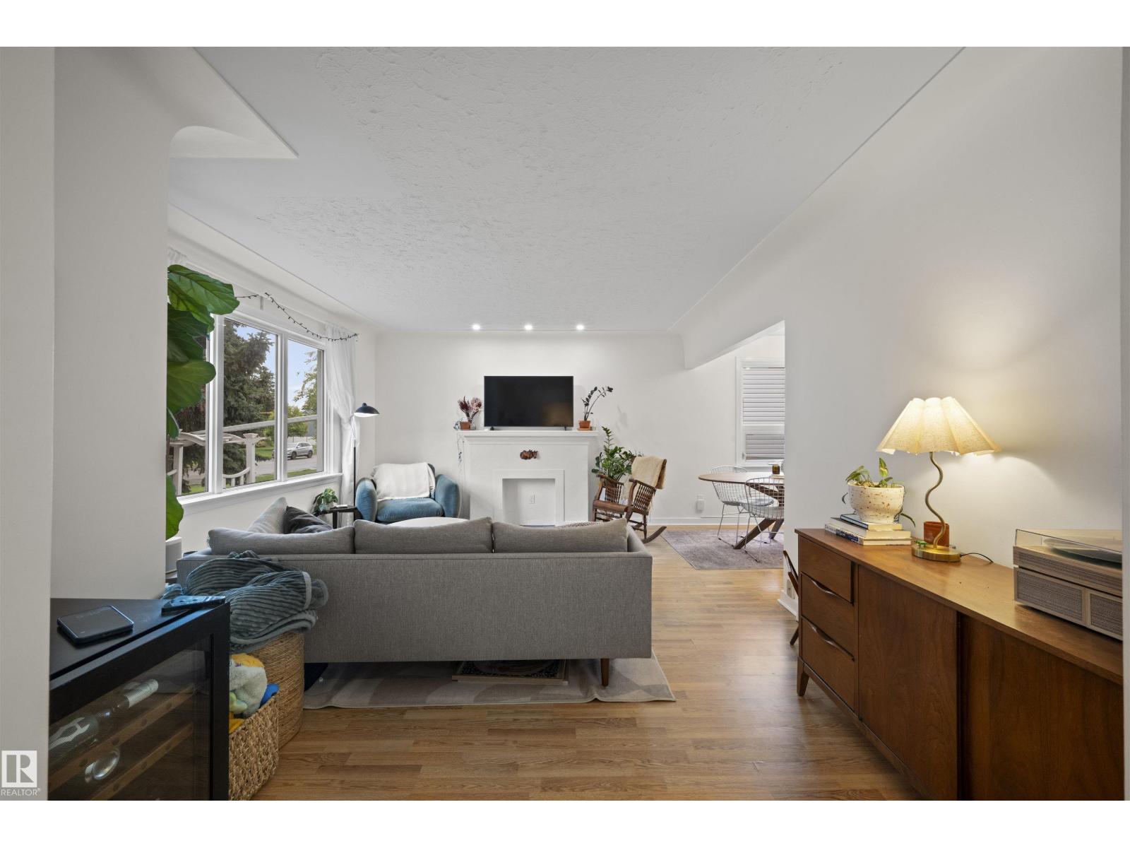 Photo 6 of 10966 117 St Nw, Edmonton AB