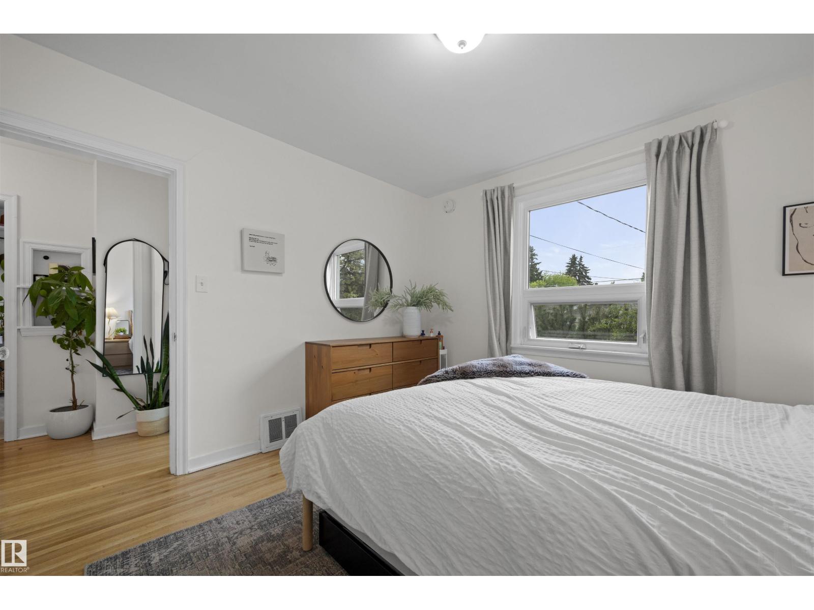 Photo 19 of 10966 117 St Nw, Edmonton AB