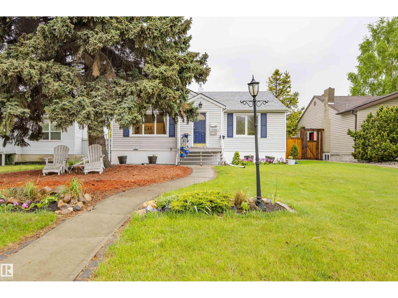 Photo 2 of 10966 117 St Nw, Edmonton AB