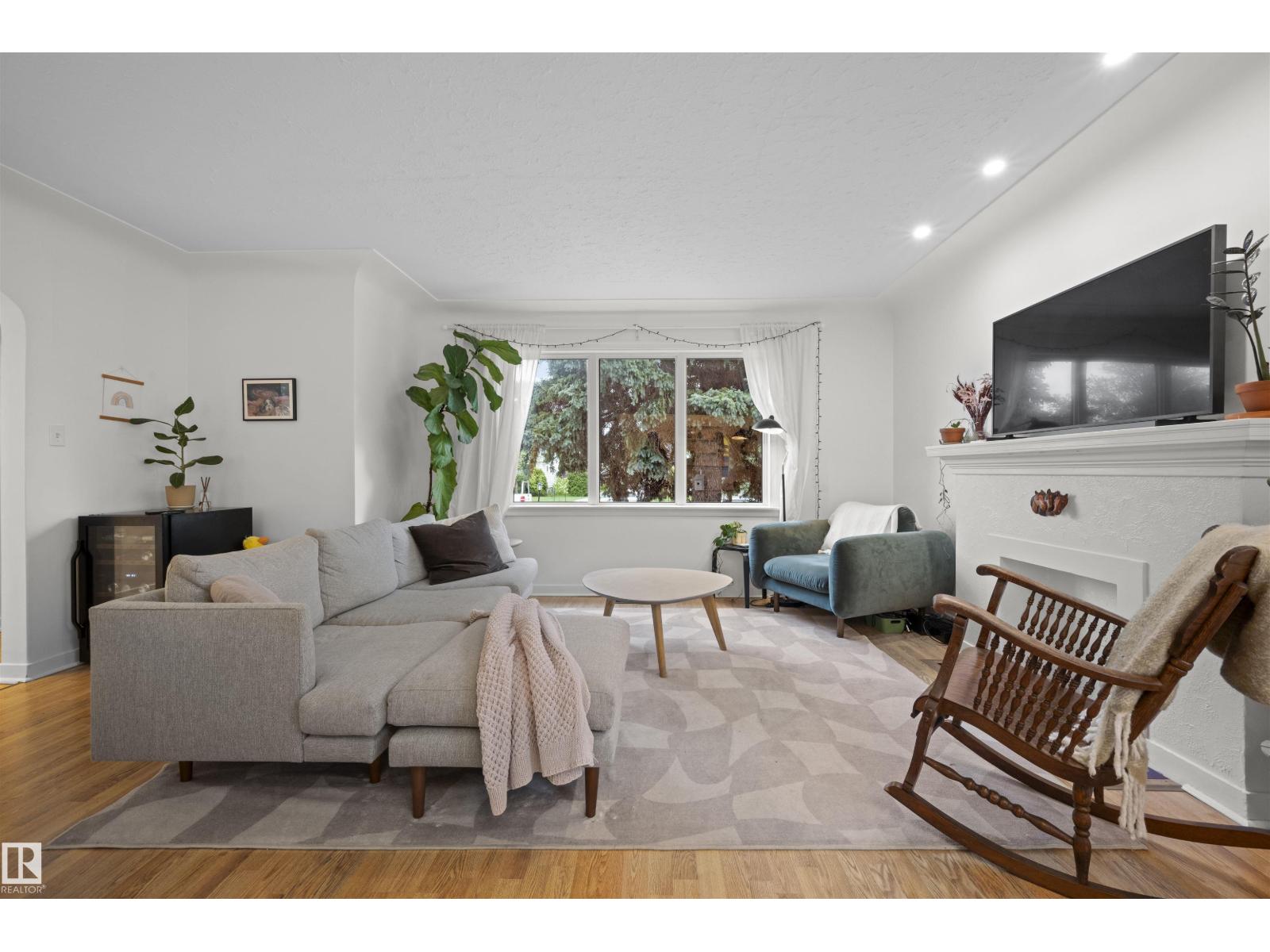 Photo 8 of 10966 117 St Nw, Edmonton AB