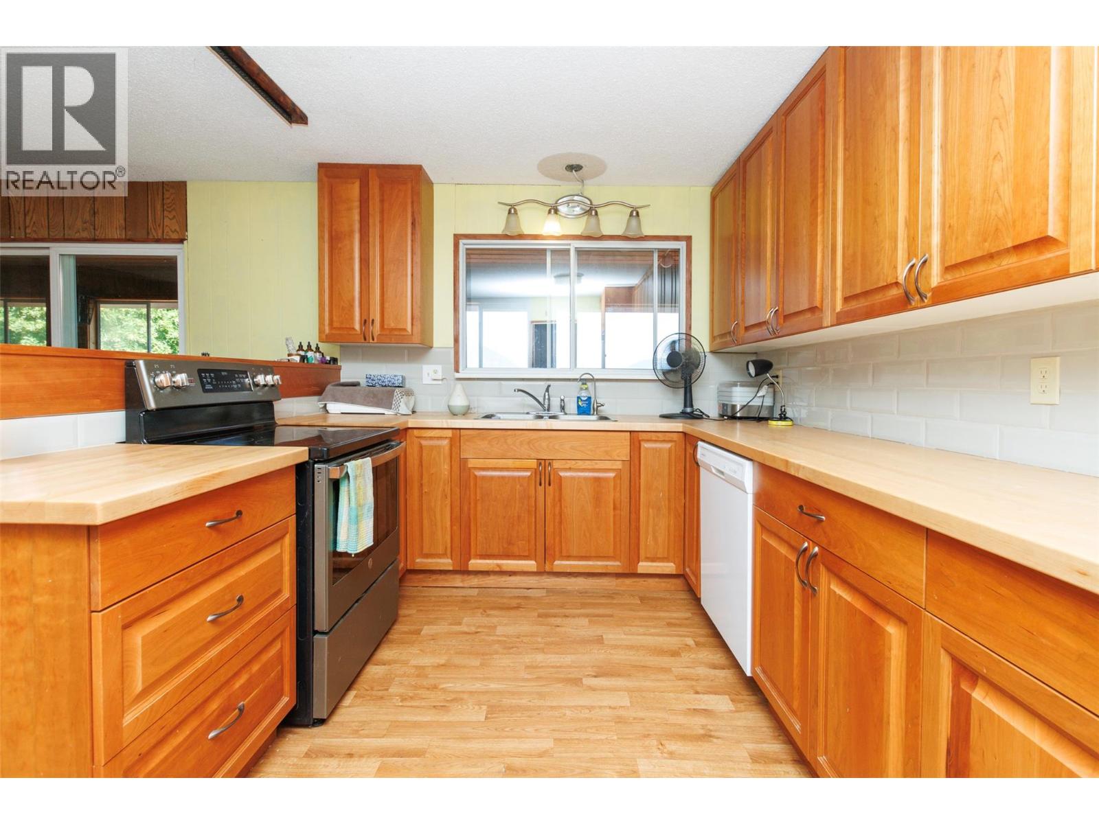 Photo 9 of 4900 45 Street Sw, Salmon Arm BC