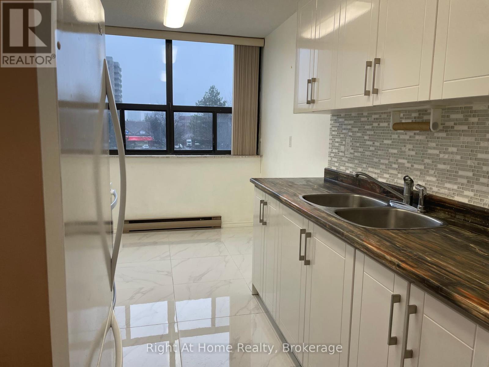 Photo 5 of 406 18 Knightsbridge Road, Brampton ON