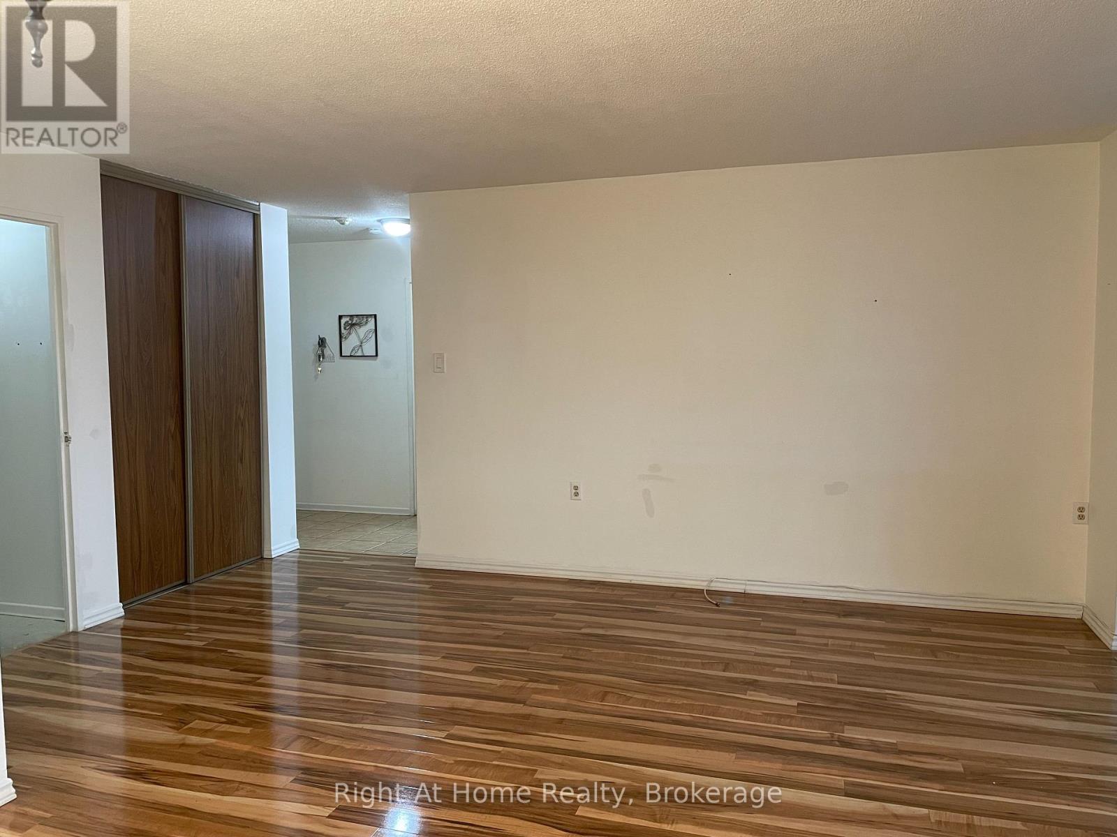 Photo 3 of 406 18 Knightsbridge Road, Brampton ON